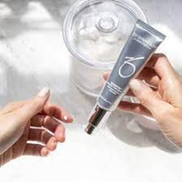 Instant Pore Refiner ZO SKin מתאים לכל סוגי העור כדי לספק עידון נקבוביות, בקרת שמן + שיפור מרקם