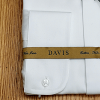 חולצת סאטן לבנה | צווארון אמריקאי | DAVIS | SLIM FIT |  ללא גיהוץ | סדרת GOLD LABEL