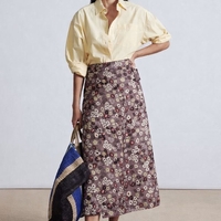 אריג כותנה פרחים בסגנון כפרי על רקע מוקה