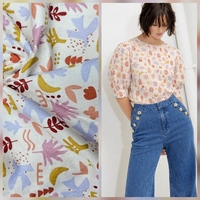 אריג כותנה דפוס ציפורים ועלים על רקע לבן חם