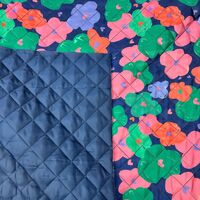 אריג קווילט דו צדדי דפוס פרחים צבעוניים על רקע נייבי