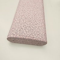 אריג כותנה דפוס פרחים קטנים על רקע פודרה דגם בר