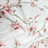 אריג כותנה דפוס פריחת הדובדבן על רקע לבן רוחב 240