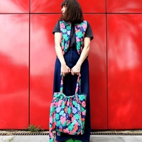 אריג קווילט דו צדדי דפוס פרחים צבעוניים על רקע נייבי