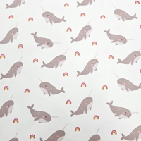 טריקו דפוס ליויתנים שוחים על רקע שמנת