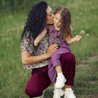 טריקו כותנה דפוס פרחים קסומים על רקע אופוייט