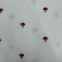 בוקלה טדי רקמת פטריות על רקע לבן חם