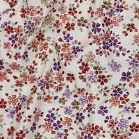 אריג כותנה דפוס פריחה אורבנית על רקע לבן חם