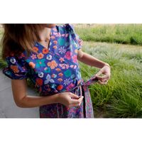 אריג כותנה דפוס מגנוליות על רקע סגול כהה נרידה הנסן