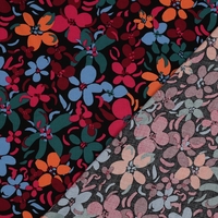 אריג ויסקוזה דפוס פריחה מרהיבה על רקע שחור