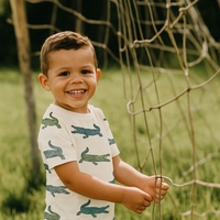 טריקו דפוס תנינים על רקע אופוייט