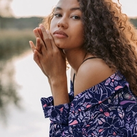 אריג כותנה סטן דפוס עלים טרופיים על רקע סגלגל