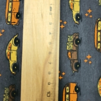 טריקו מכוניות על רקע אפור חם