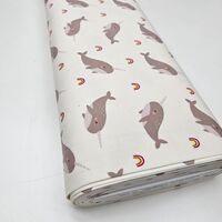 טריקו דפוס ליויתנים שוחים על רקע שמנת