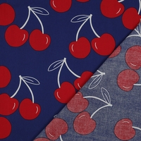 אריג כותנה עמיד במיים דפוס דובדבנים על רקע כחול כהה