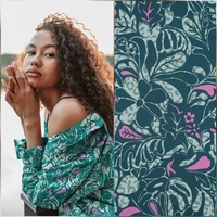 אריג כותנה סטן דפוס עלים טרופיים על רקע ירוק