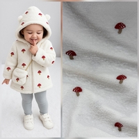 בוקלה טדי רקמת פטריות על רקע לבן חם