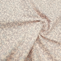 אריג כותנה דפוס פרחים קטנים על רקע פודרה דגם בר