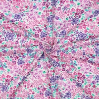 אריג כותנה דפוס פריחה מרהיבה על רקע לבן