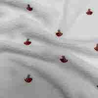 בוקלה טדי רקמת פטריות על רקע לבן חם