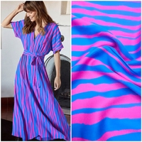 אריג ויסקוזה סטן דפוס פסים אסימטרים גווני קובלט פוקסיה