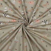 אריג כותנה דפוס אווזים בחווה על רקע ירוק מרווה