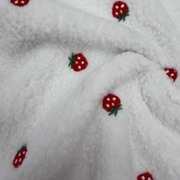 בוקלה טדי רקמת תותים על רקע לבן