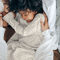 אריג דאבל טטרה דפוס עלעלים בגווני בז וחול על רקע אופוייט