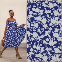 אריג ויסקוזה לייקרה דפוס פרחים לבנים על רקע קובלט