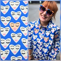 אריג כותנה דפוס לבבות שמחים על רקע כחול