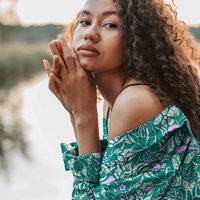 אריג כותנה סטן דפוס עלים טרופיים על רקע ירוק