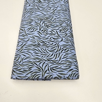 אריג ויסקוזה דפוס עלעלים מאורכים על רקע תכלת חלומי