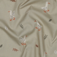 אריג כותנה דפוס אווזים בחווה על רקע ירוק מרווה