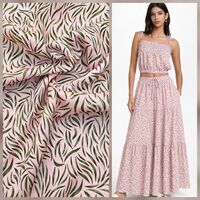 אריג ויסקוזה דפוס עלעלים מאורכים על רקע ורוד בלט