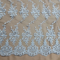 תחרה בצבע אפור כסוף עדין