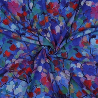 אריג ויסקוזה דפוס פרחים דיגיטלי על רקע קובלט