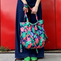 אריג קווילט דו צדדי דפוס פרחים צבעוניים על רקע נייבי