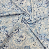 לייקרה דפוס בנדנה על רקע תכלת