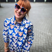 אריג כותנה דפוס לבבות שמחים על רקע כחול