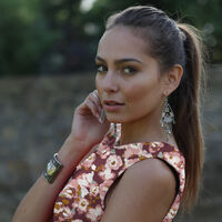 אריג ויסקוזה לייקרה דפוס פרחים על רקע בורדו דגם עומר