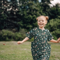 אריג כותנה דפוס פיות קסומות על רקע ירוק