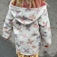 סופטשל דפוס פרפרים דיגיטלי על רקע לבן