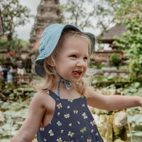 אריג כותנה דפוס פרפרים על רקע כחול כהה