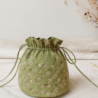 אריג כותנה דפוס פרחי פעמונית קטנים על רקע פיסטוק