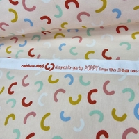 פוטר דפוס קשתות צבעוניות על רקע סלמון בהיר