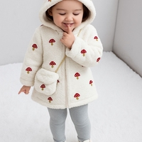 בוקלה טדי רקמת פטריות על רקע לבן חם