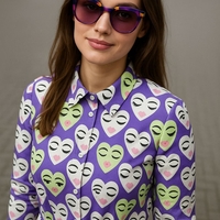 אריג כותנה דפוס לבבות שמחים על רקע סגול