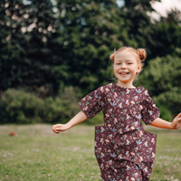 אריג כותנה דפוס פיות קסומות על רקע בורגנדי