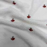 בוקלה טדי רקמת פטריות על רקע לבן חם