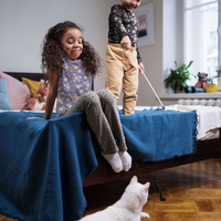 טריקו אורגני פרחים על רקע נייבי דגם שרון